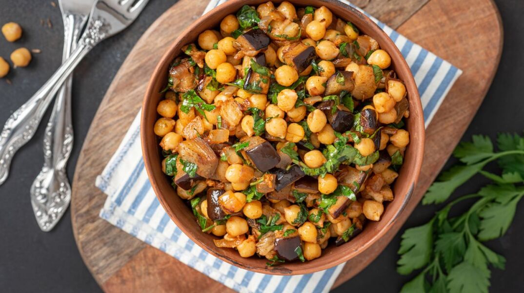 Απολαυστική συνταγή για ρεβίθια με μελιτζάνες σε πήλινη γάστρα