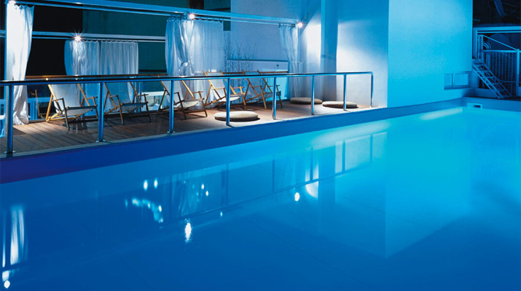 la-suite-lounge-pool.jpg
