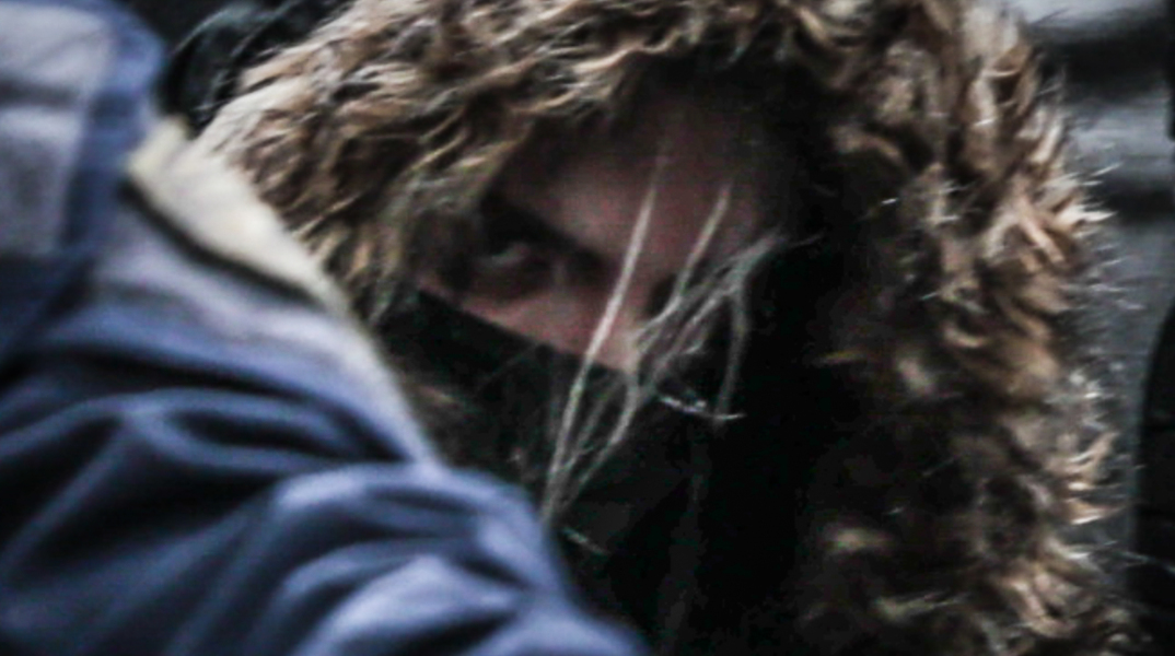 Το βλέμμα της Ρούλας Πισπιρίγκου κατά τη μεταφορά της στην ανακρίτρια