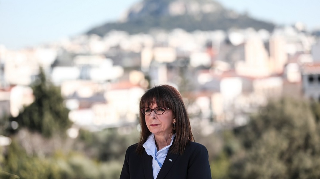 Σακελλαροπούλου για το δυστύχημα με τους νεκρούς Έλληνες στη Λιβύη: «Μας συγκλονίζει όλους» 