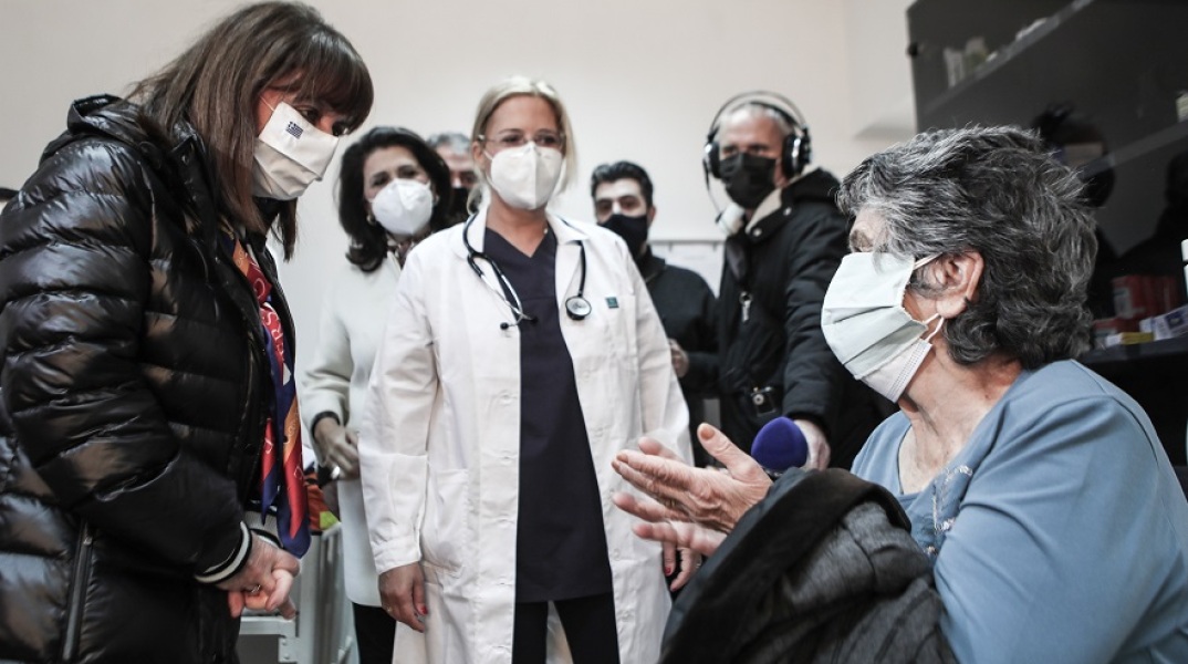 Η ΠτΔ, Κατερίνα Σακελλαροπούλου σε εμβολιαστικό κέντρο