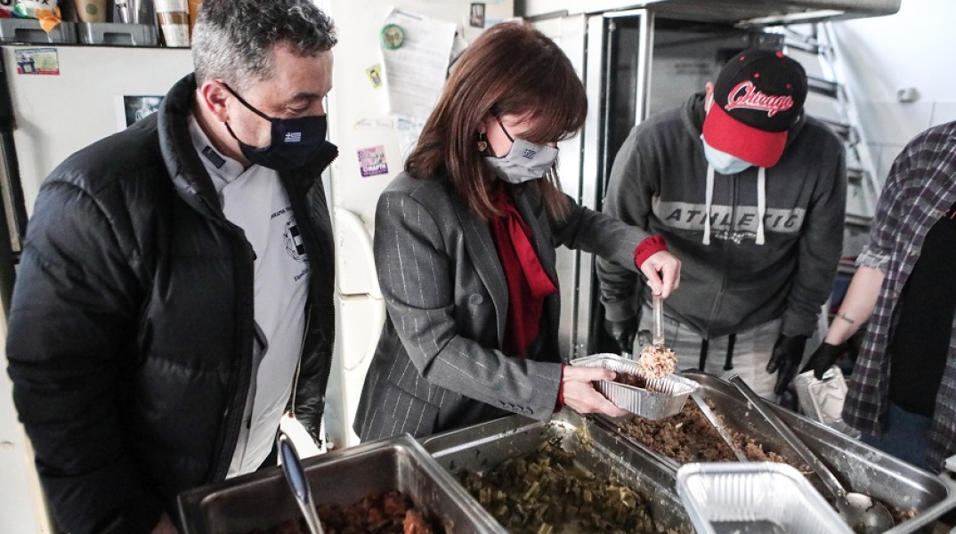 Η ΠτΔ, Κατερίνα Σακελλαροπούλου, στην κοινωνική κουζίνα «Ο Άλλος Άνθρωπος»