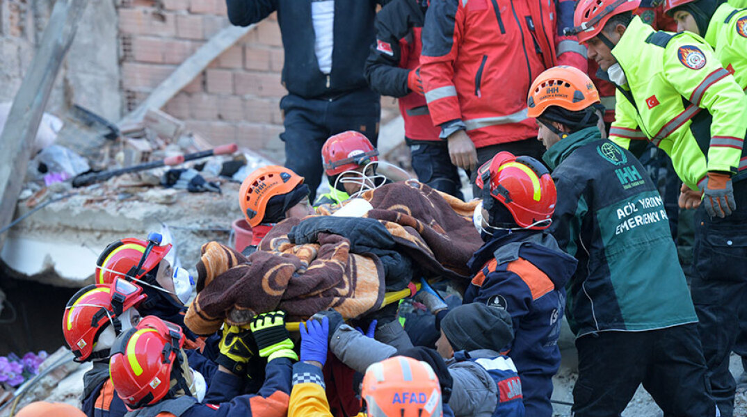 Φονικός σεισμός στην Τουρκία: Τα σωστικά συνεργεία δεν σταματούν να απεγκλωβίζουν κόσμο από τα χαλάσματα