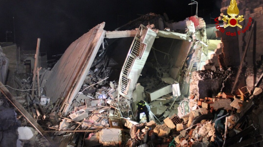Σικελία: Τρεις νεκροί και έξι αγνοούμενοι από κατάρρευση πολυκατοικιών