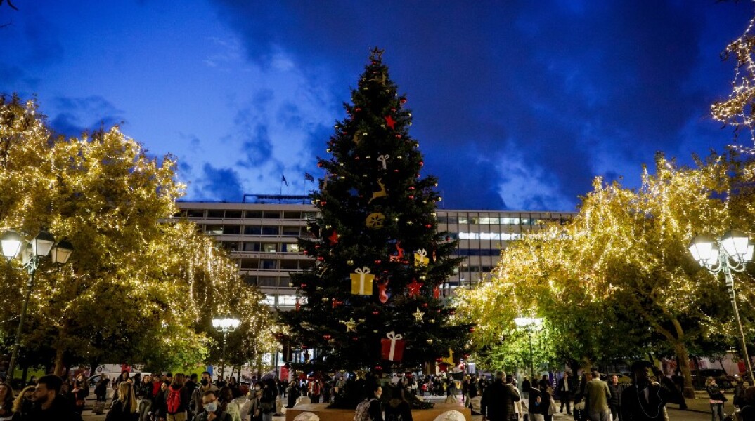 Εικόνες από τη Χριστουγεννιάτικη φωταγώγηση της πλατείας Συντάγματος