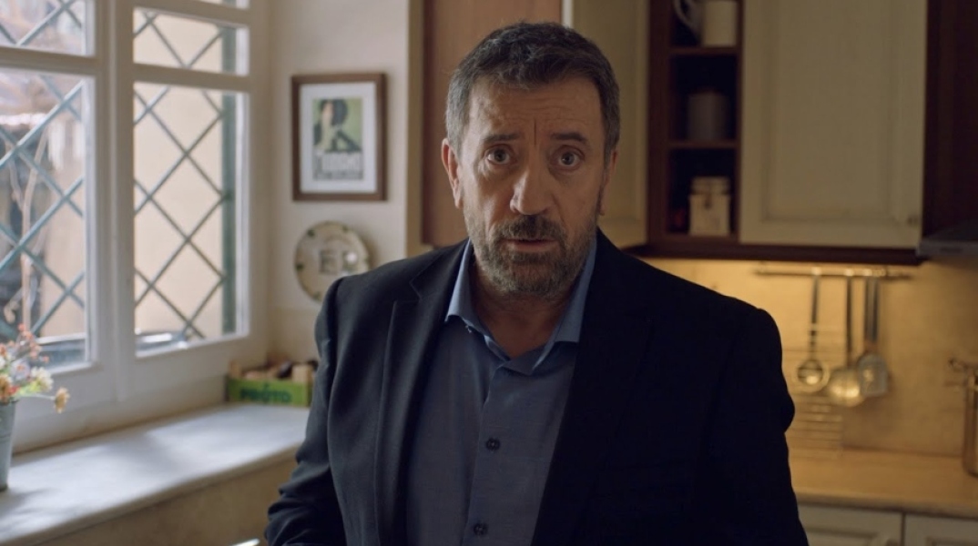 O Σπύρος Παπαδόπουλος πρωταγωνιστεί στη διαφήμιση του «Μένουμε Σπίτι».