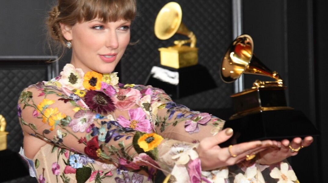 Η Τέιλορ Σουίφτ με το βραβείο Grammy για το Άλμπουμ της Χρονιάς
