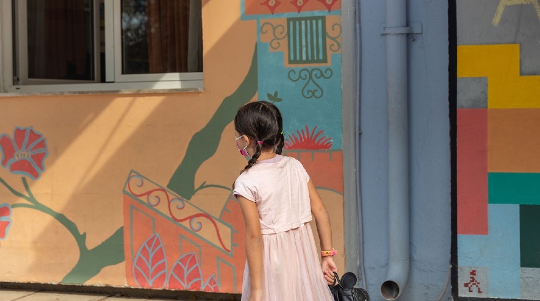 Αγιασμός σε σχολείο της Θεσσαλονίκης - Οι μαθητές επέστρεψαν σήμερα στα θρανία 