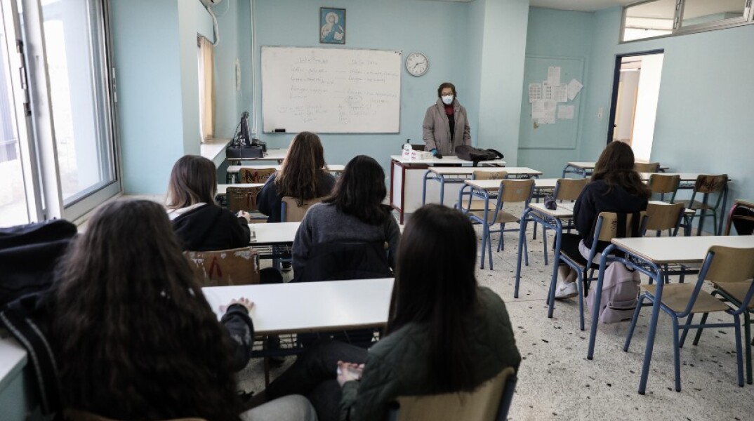 Μαθητές σε σχολική αίθουσα φορώντας προστατευτική μάσκα