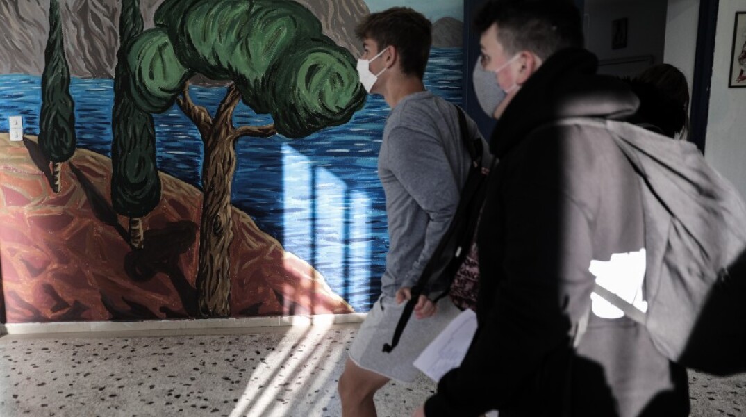 Μαθητές κατά την είσοδό τους στο σχολείο τους