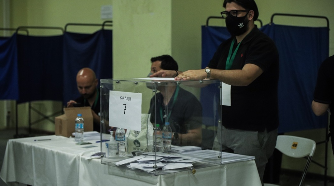 Συνέδριο ΠΑΣΟΚ-ΚΙΝΑΛ: Η εφορευτική επιτροπή πίσω από την κάλπη για την Κ.Ε.