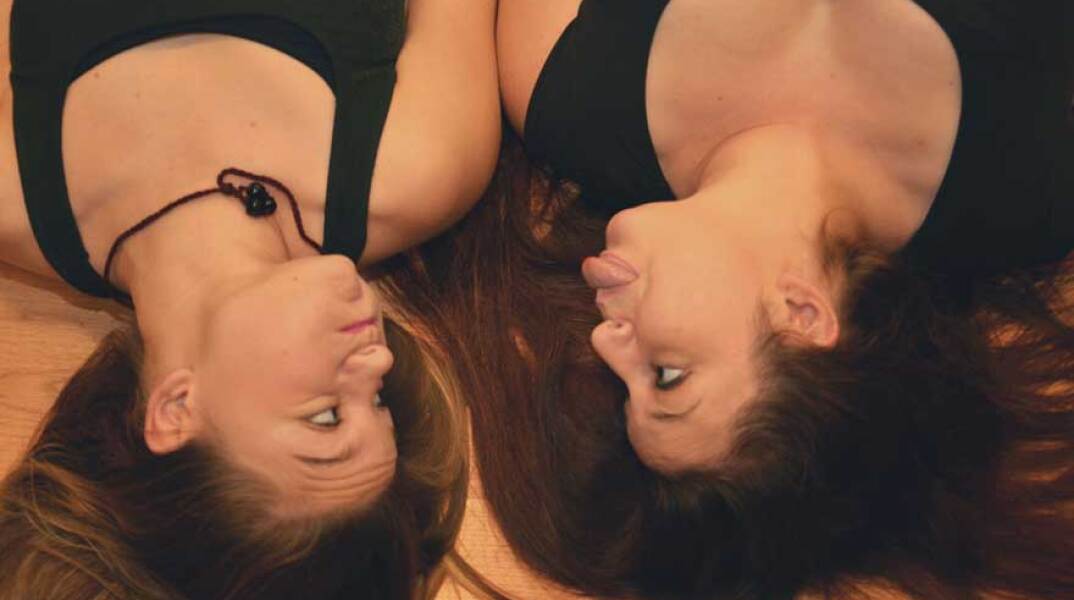 Αθηνά Κεφαλοπούλου και Αμυμώνη Πρωτόπαπα / Τα Μπρατσάκια στο θέατρο Eliart © Δήμητρα Σιόντα