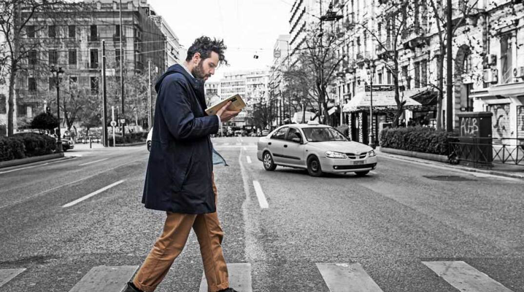 «Selfie: στο βάθος πίσω η πόλη» στην Πειραματική Σκηνή του Εθνικού Θεάτρου © Κάρολ Τζάρεκ