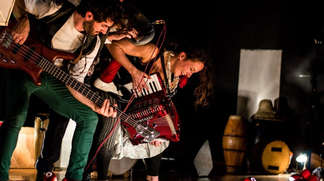 «La μπάντα de la nada» από την ομάδα Κι όμΩς κινείται στο θέατρο Ροές