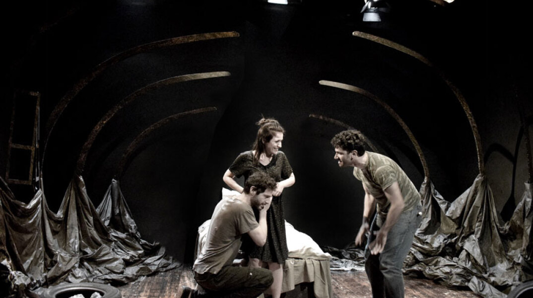 «Στην Εθνική με τα Μεγάλα» του Μιχάλη Βιρβιδάκη, σε σκηνοθεσία του Σταύρου Ράγια, στο θέατρο 104