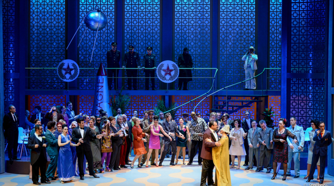 I nyhterida, ethniki lyriki skini