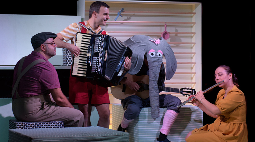 enas elefantas sto domatio megaro mousikis athinon