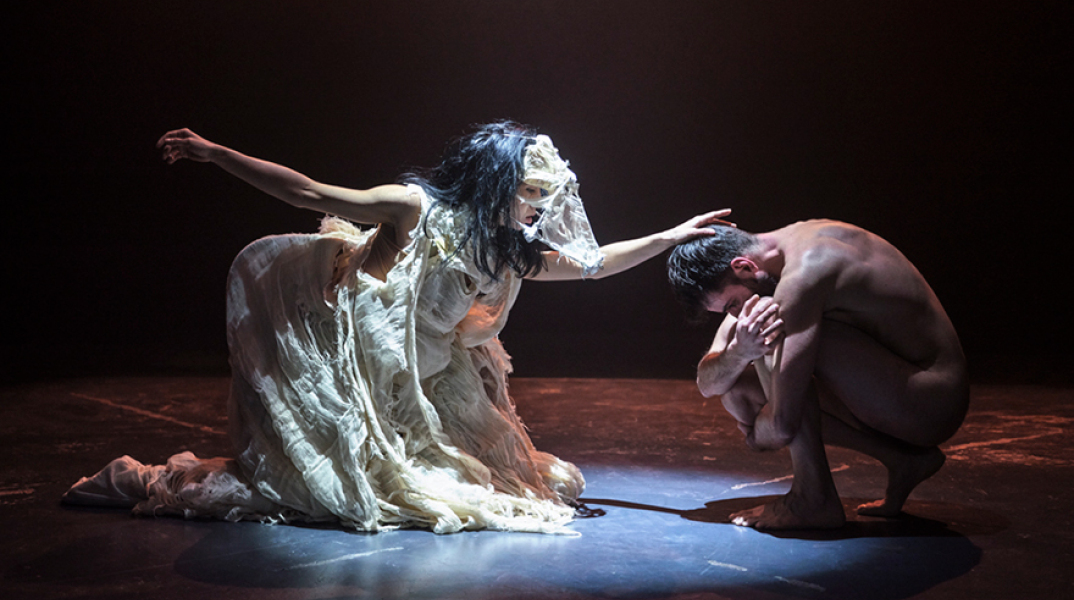 «Περιμένοντας τον Γκοντό»:  Η παράσταση της Έλενας Μαυρίδου στο Σύγχρονο Θέατρο