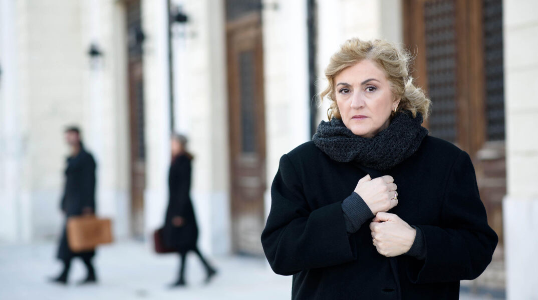 Η Υρώ Μανέ είναι η «Συμβολαιογράφος» στο ΙΜΚ