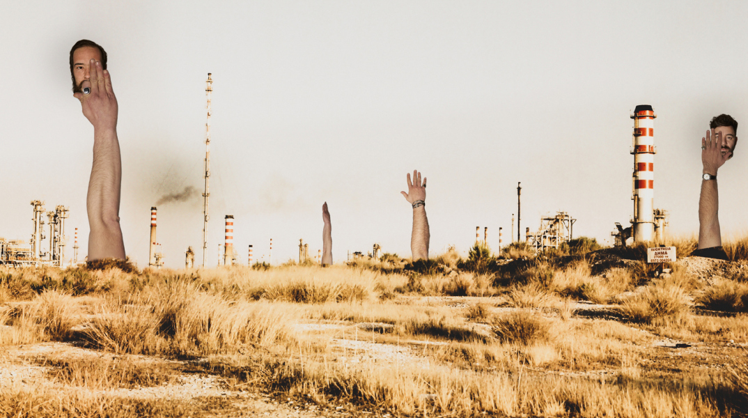 Καθόμαστε Σε Ένα Τραπέζι. Ο Ένας Κοιτάει Τις Γρίλιες. Από Κάπου Ακούγεται Ο Τελευταίος Λύκος