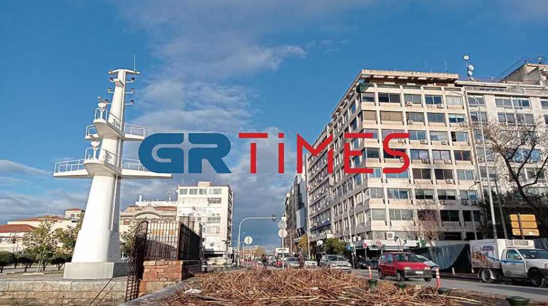 Θεσσαλονίκη: Κλαδιά και αντικείμενα ξέβρασε ο Θερμαϊκός Κόλπος στην παλιά παραλία	