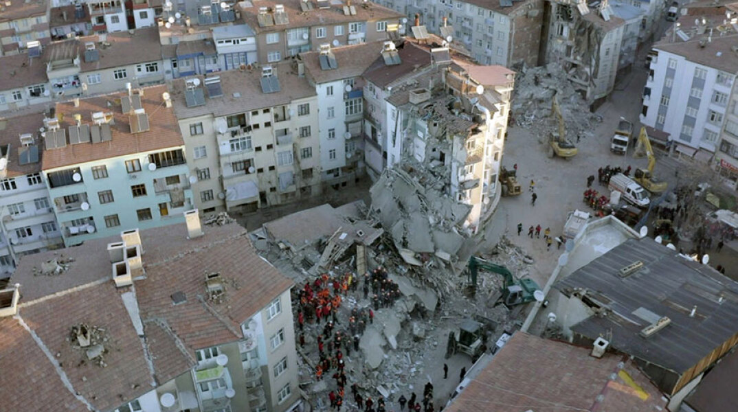 Καταστροφικός ο σεισμός, μεγέθους 6,8 Ρίχτερ, στη νοτιοανατολική Τουρκία: Εικόνες από drone