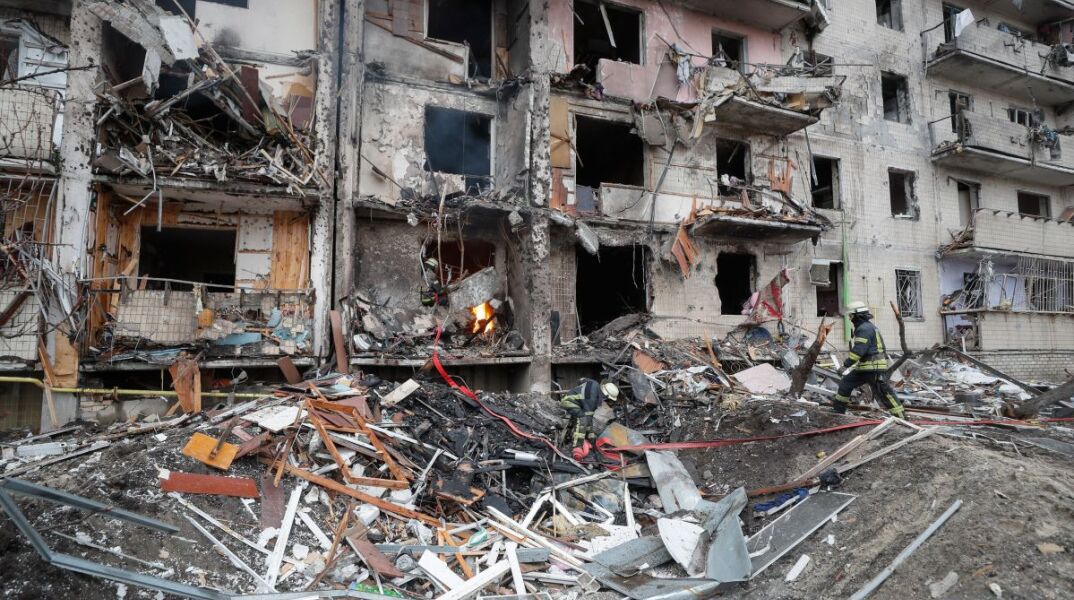 Ρωσικός βομβαρδισμός στο Κίεβο προκαλεί καταστροφές σε κατοικίες