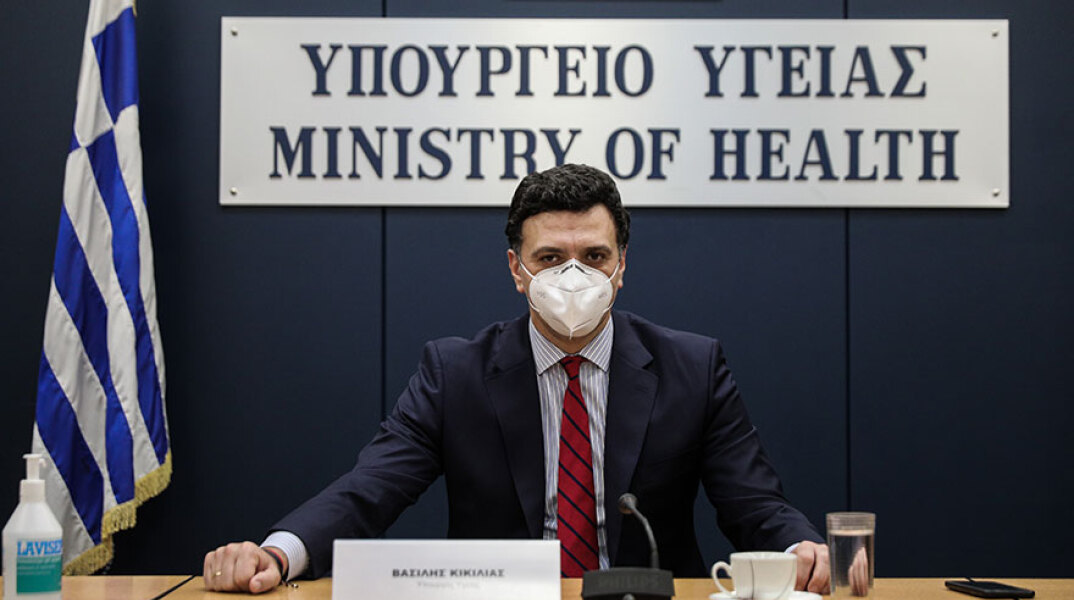 Ο Βασίλης Κικίλιας, με μάσκα για τον κορωνοϊό στη live ενημέρωση από το Υπουργείο Υγείας
