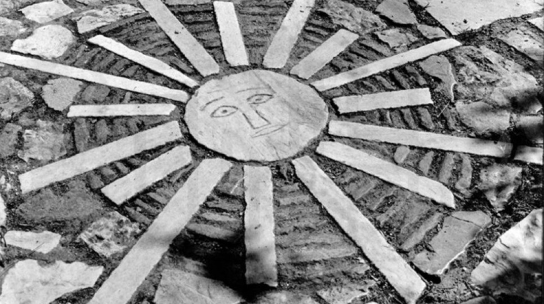 Ακρόπολη - Φιλοπάππου, Λεπτομέρεια από την πλακόστρωση του δρόμου του Φιλοπάππου (φωτογραφία Helen Binet) 1954 - 1957 ©Μουσείο Μπενάκη