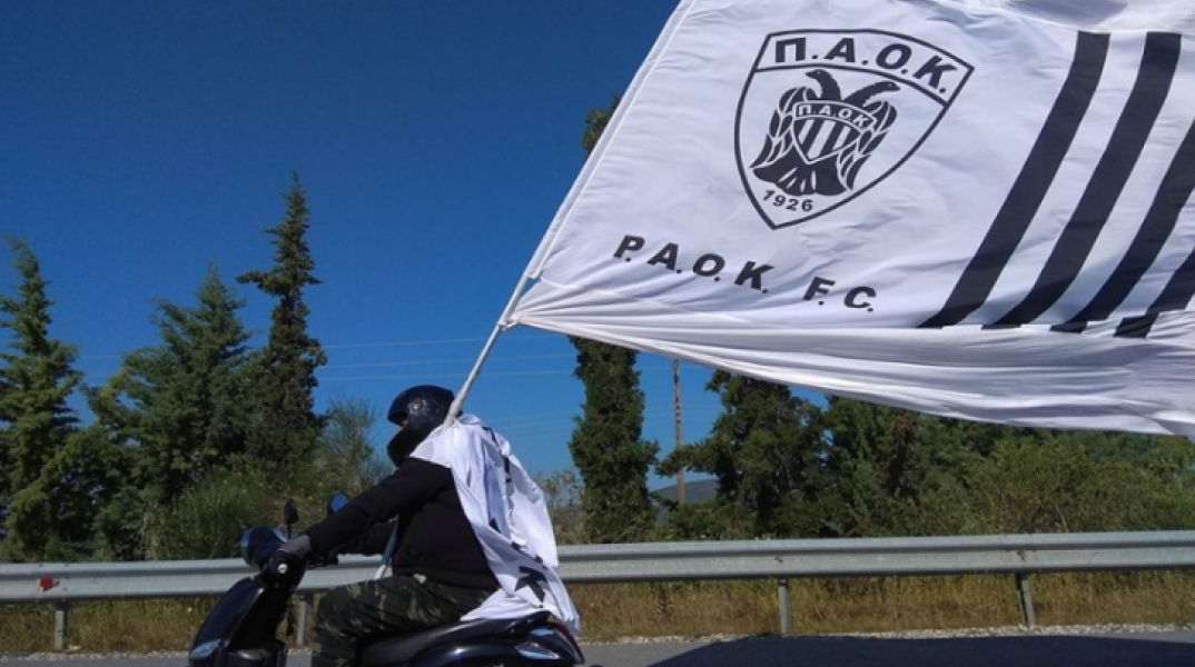 Με παπάκι ήρθε στην Αθήνα γνωστός φίλαθλος του ΠΑΟΚ
