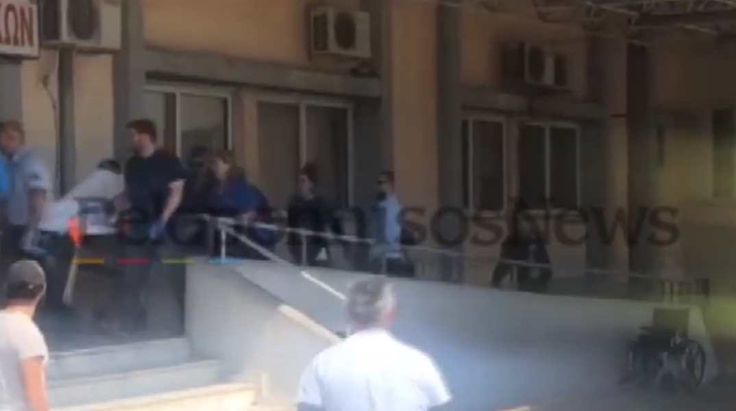 Τραγωδία στο Ξυλόκαστρο: Η στιγμή που ο μοναδικός επιζών φτάνει στο νοσοκομείο 