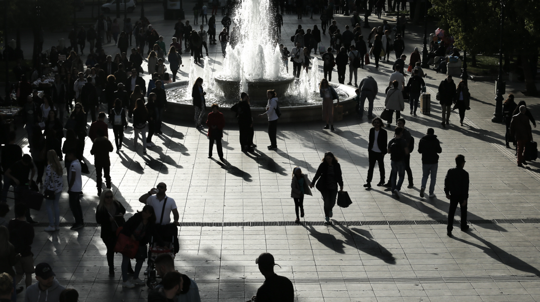 Πολίτες στην πλατεία Συντάγματος