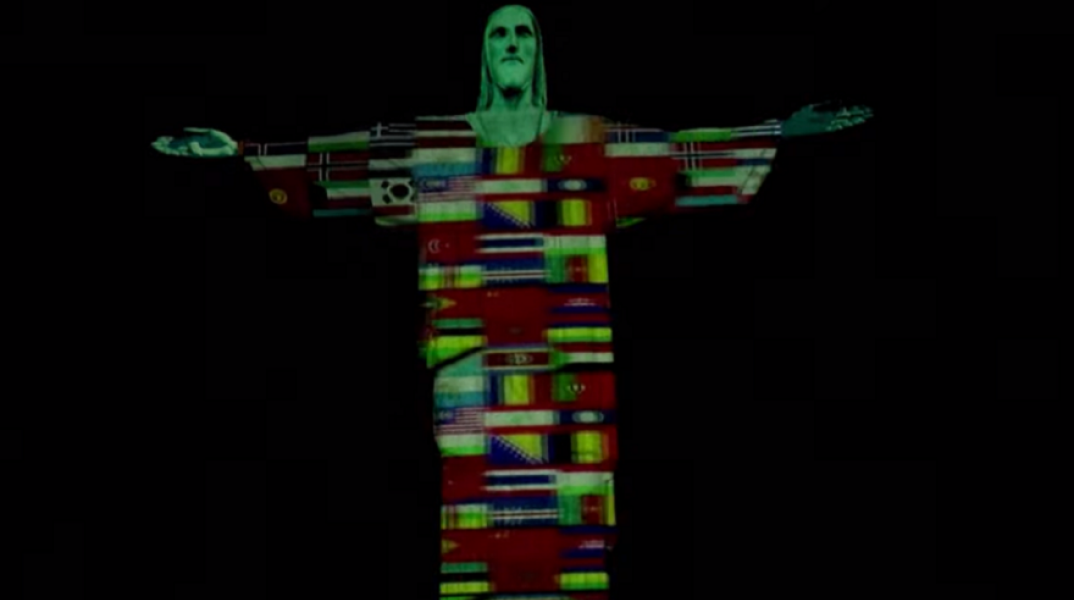 Το άγαλμα του Χριστού στη Βραζιλία με τις σημαίες των χωρών που πλήτττονται από τον κορωνοϊό