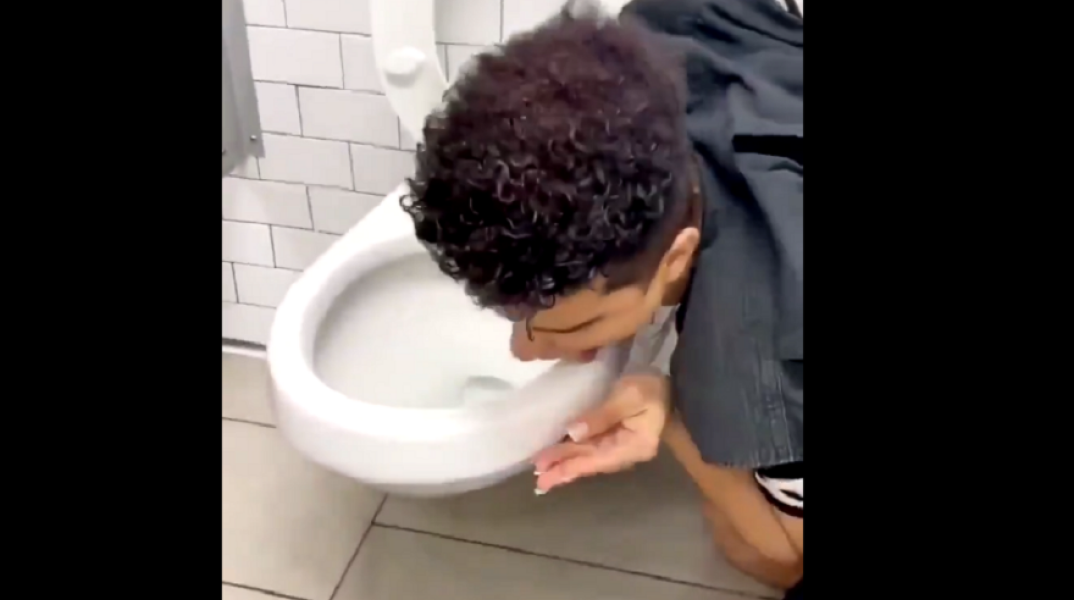 Με κορωνοϊό νοσηλεύεται ο influencer που έγλειψε τουαλέτα