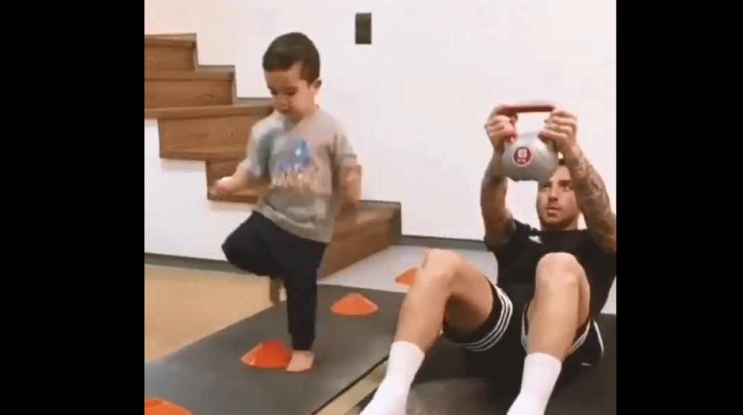 Ο Ολυμπιακός για το #ΜένουμεΣπίτι