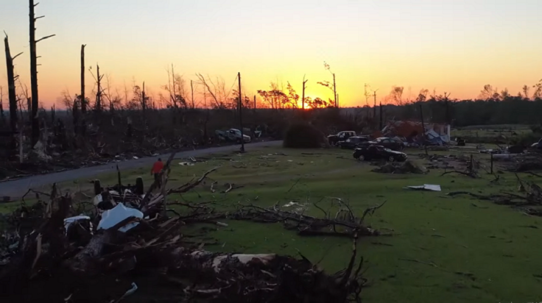 Εικόνες καταστροφής λόγω ανεμοστρόβιλων στις ΗΠΑ