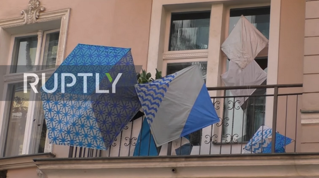 Έργα τέχνης κρεμασμένα στα μπλακόνια