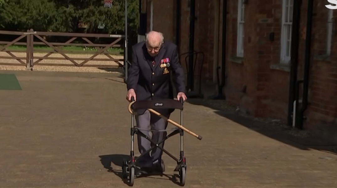 Ηλικιωμένος στη Μ. Βρετανία κάνει βόλτες στον κήπο με περιπατητήρα