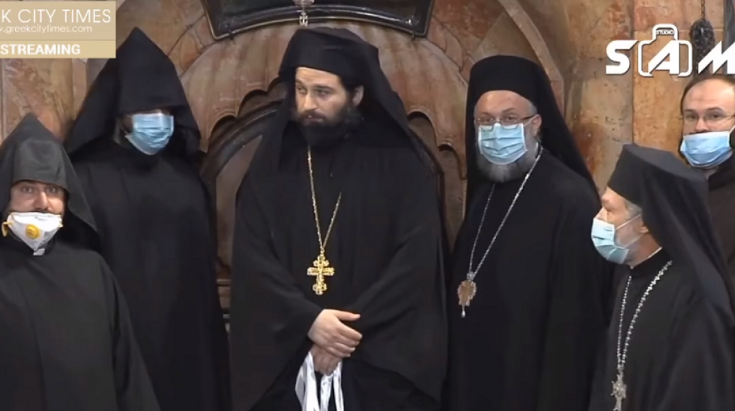 Άναψε το Άγιο Φως στον Πανάγιο Τάφο