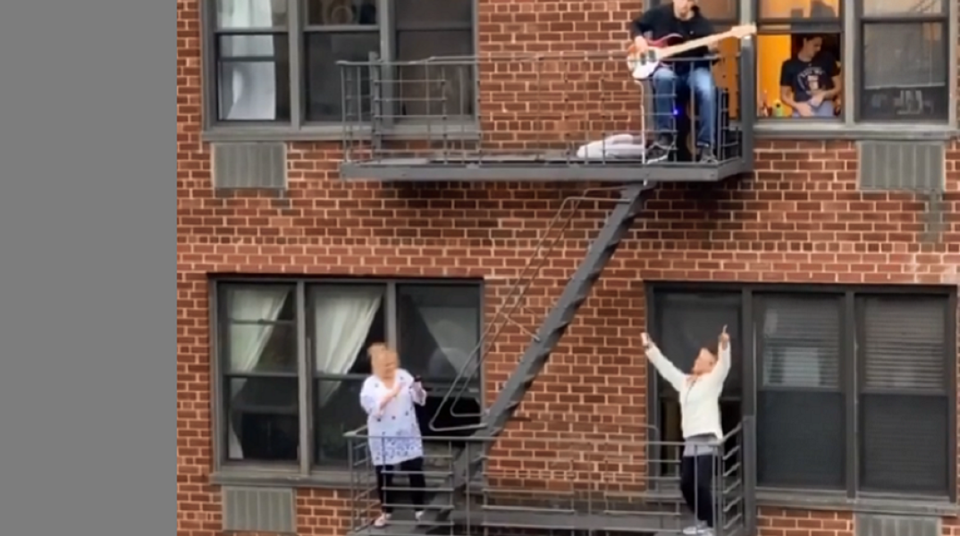 «Lean on me» από μπαλκόνια στη Νέα Υόρκη