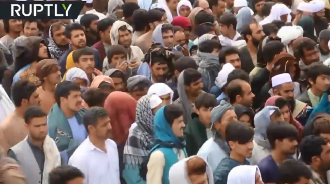 Εκατοντάδες πιστοί προσεύχονται χωρίς μέτρα προστασίας από τον κορωνοϊό