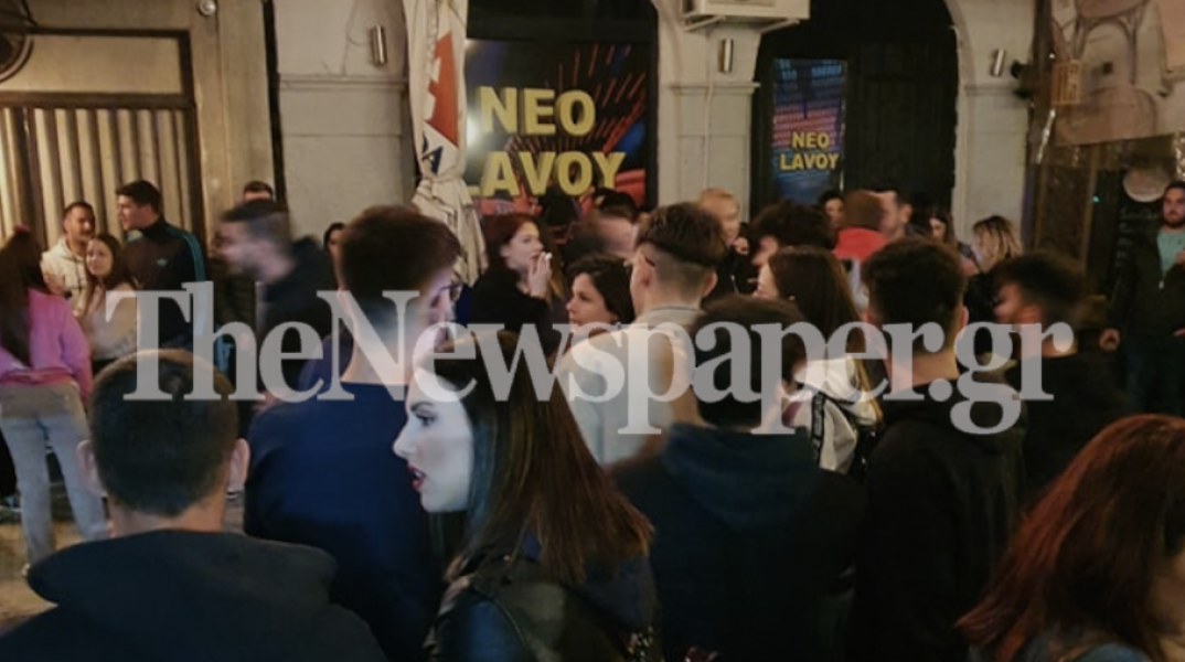 Συνωστισμός στον Βόλο, το πρώτο βράδυ μετά την καραντίνα © thenewspaper.gr