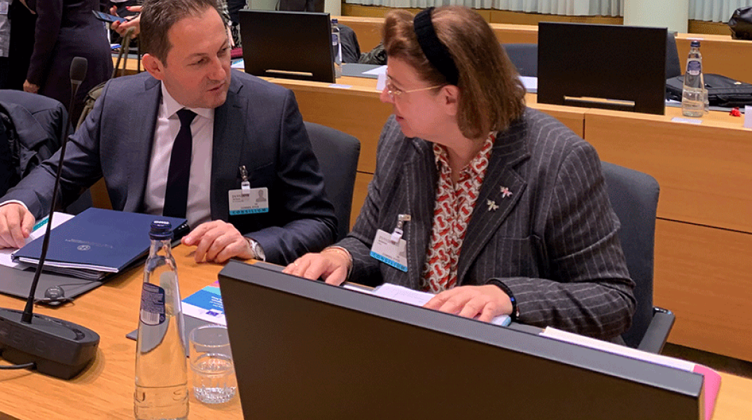 Στέλιος Πέτσας, Λίνα Μενδώνη