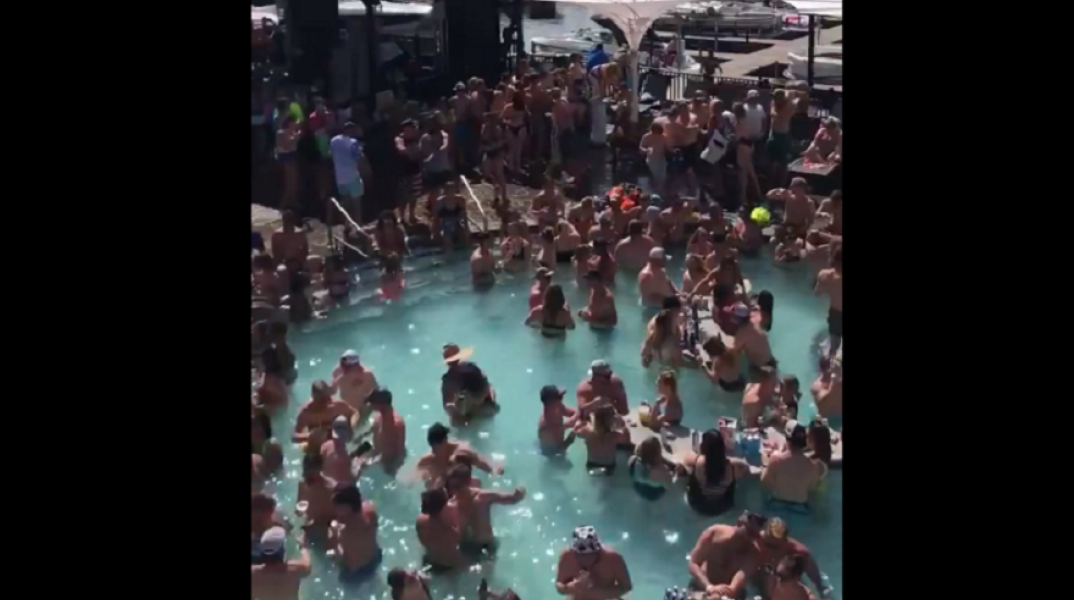 Πάρτι σε πισίνα στις Ηνωμένες πολιτέιες