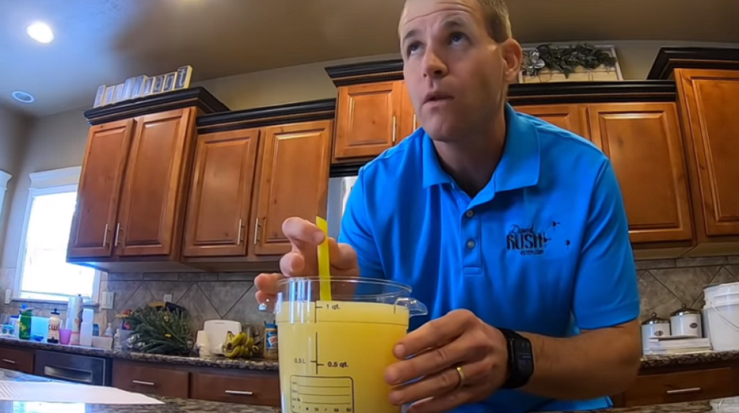 Άνδρας πίνει 1 λίτρο λεμόνι