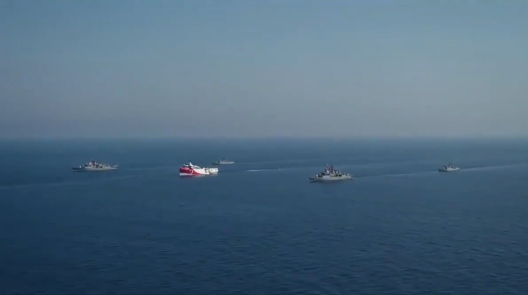 Συνεχίζεται η τουρκική προπαγάνδα: Βίντεο με το Oruc Reis να συνοδεύεται από πολεμικά πλοία αναρτήθηκε στο Twitter από το τουρκικό υπουργείο Εθνικής Άμυνας
