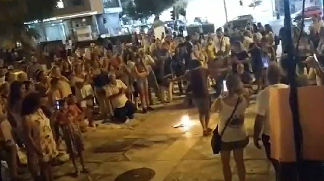 Κορωνοϊός: Στην πυρά παραδόθηκαν μάσκες προστασίας στα Χανιά, κατά τη διάρκεια διαδήλωσης ενάντια στην υποχρεωτική χρήση τους στα σχολεία