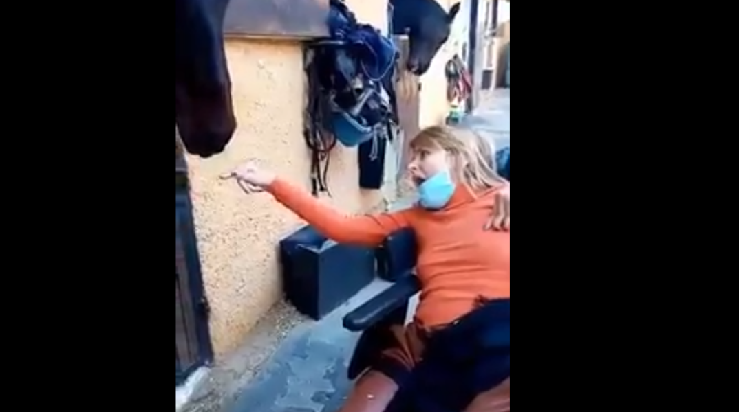 H Μυρτώ κατά την επίσκεψή της στο Ιππικό Όμιλο