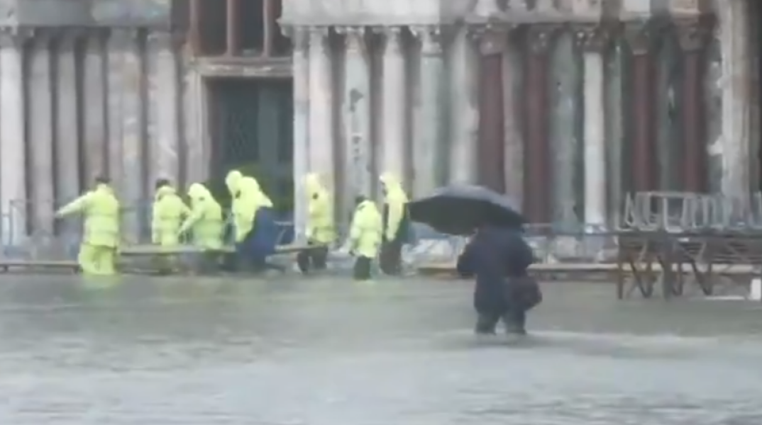 Πλημμυρισμένοι δρόμοι στη Βενετία