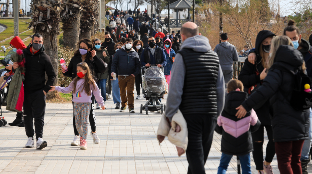 Βόλτα στον Φλοίσβο εν μέσω κορωνοϊού